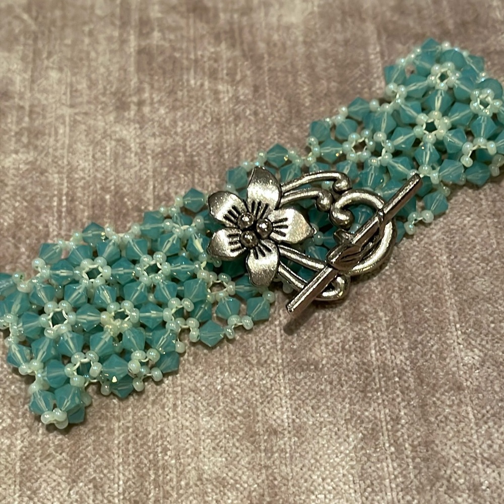 Sea Green Prism Beaded Bracelet Silver Plumeria Flower Toggle 7.5”
